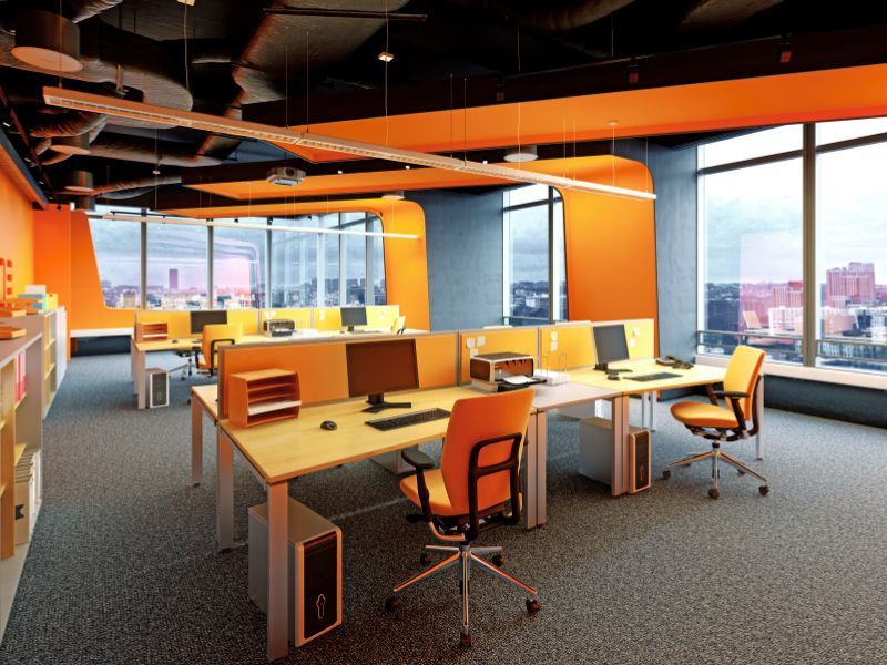 Narandžasta boja za radni prostor sa savremenim stolovima, računarima i panoramskim prozorima